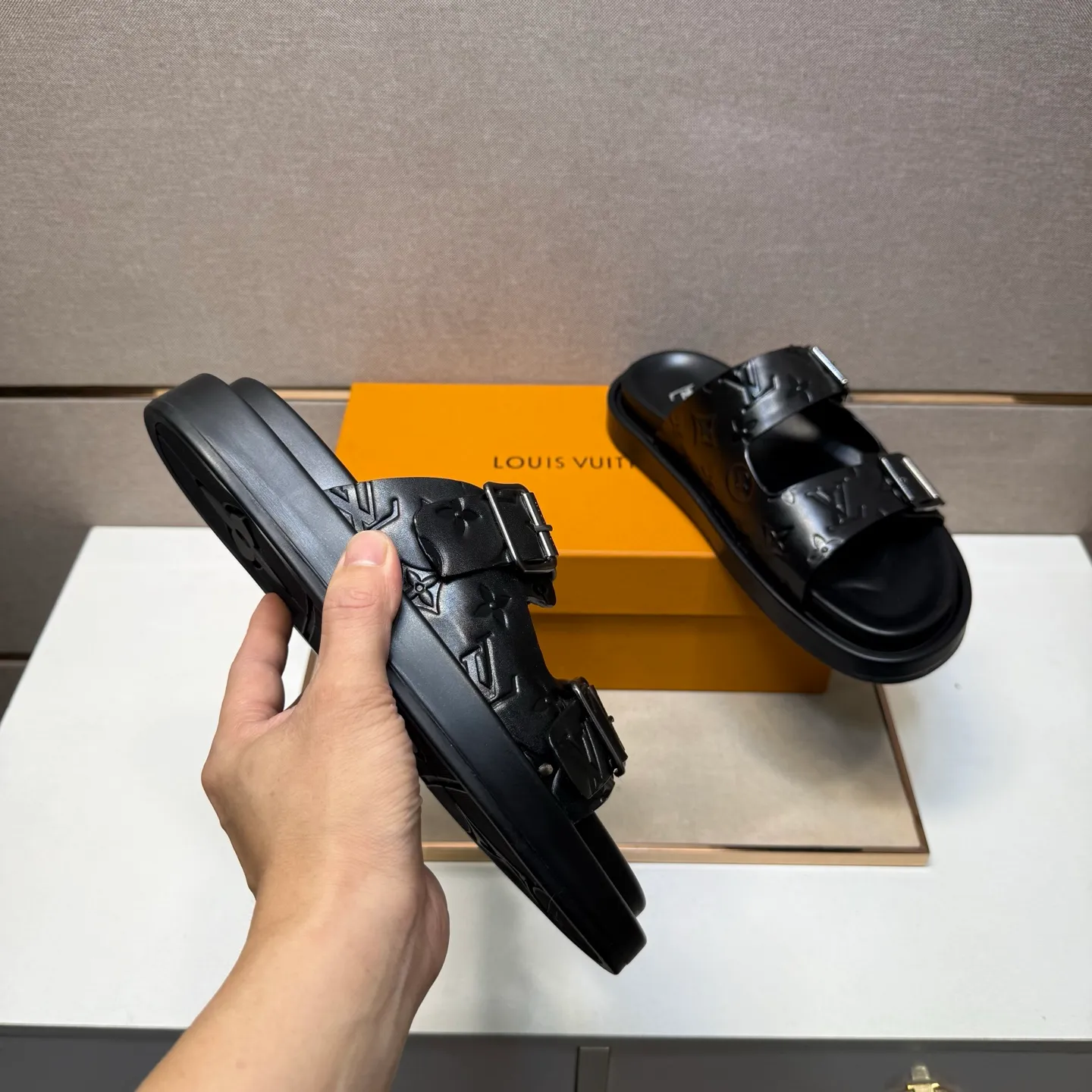 ⬛️Men's shoes 💰p400 [LV～] Men's casual slippers 2025z cabinet sales simultaneously 🔶Size: 39-44#️⃣ 🔷2 colors🔜The upper is made of cowhide stitching➕Genuine leather lining, comfortable and breathable, sole: original comfortable and wear-resistant outsole, ⚠️Real 📱Photographed🎬The real thing is better📢📢📢